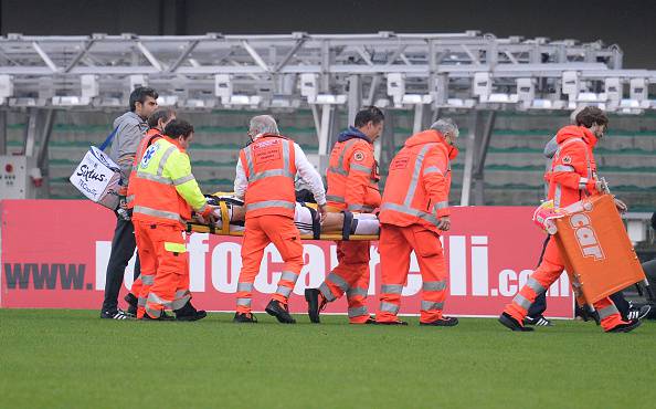 Andrea Barzagli esce in barella (getty images) SN.eu