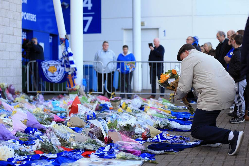 tifosi del Leicester rendono omaggio vittime elicottero