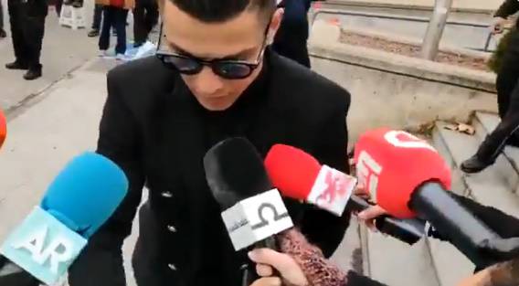 Cristiano Ronaldo firma autografi fuori il tribunale di Madrid