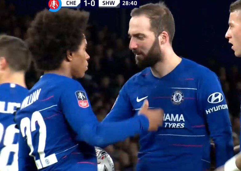 Higuain lascia il penalty a Willian