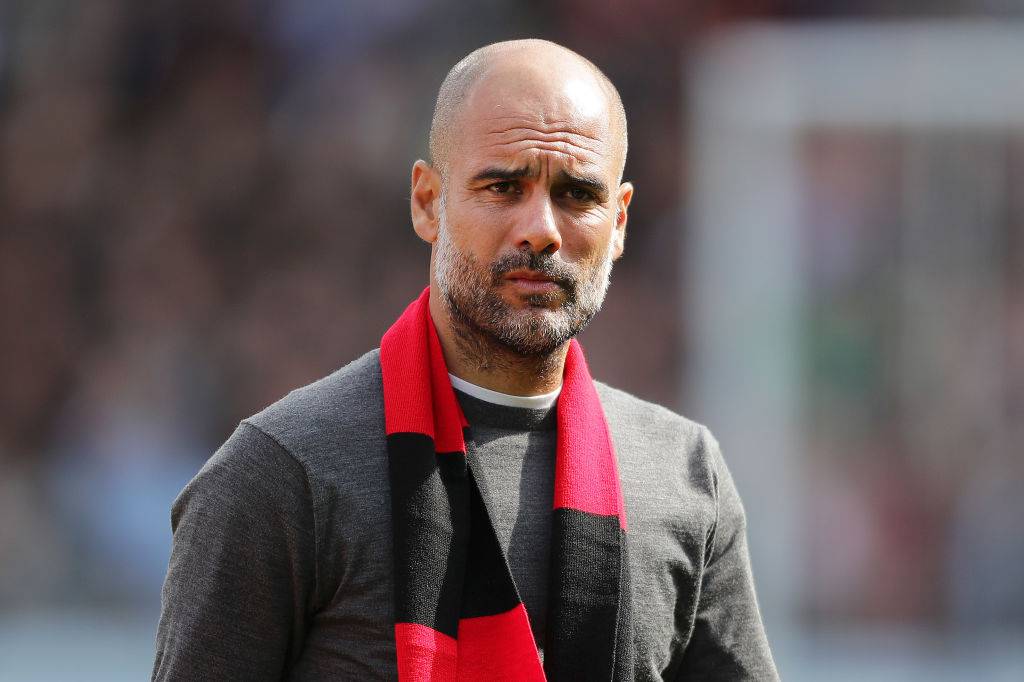 Guardiola con la sciarpa rossonera