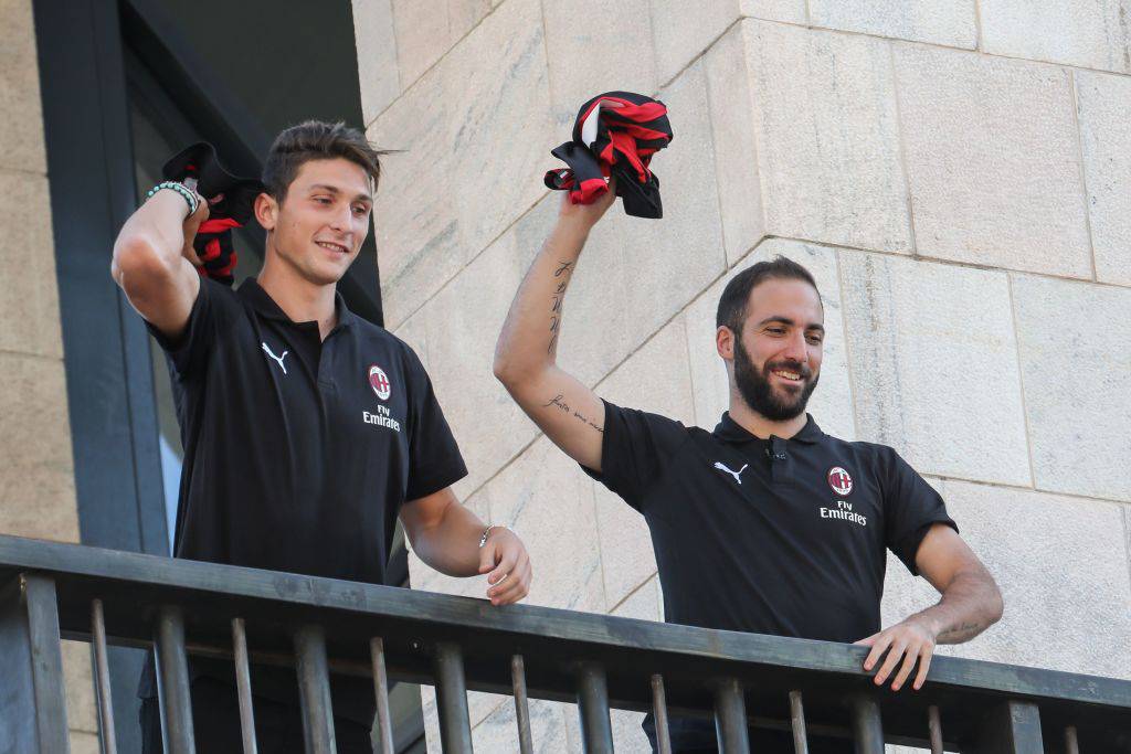 Caldara insieme ad Higuain al Duomo di Milano