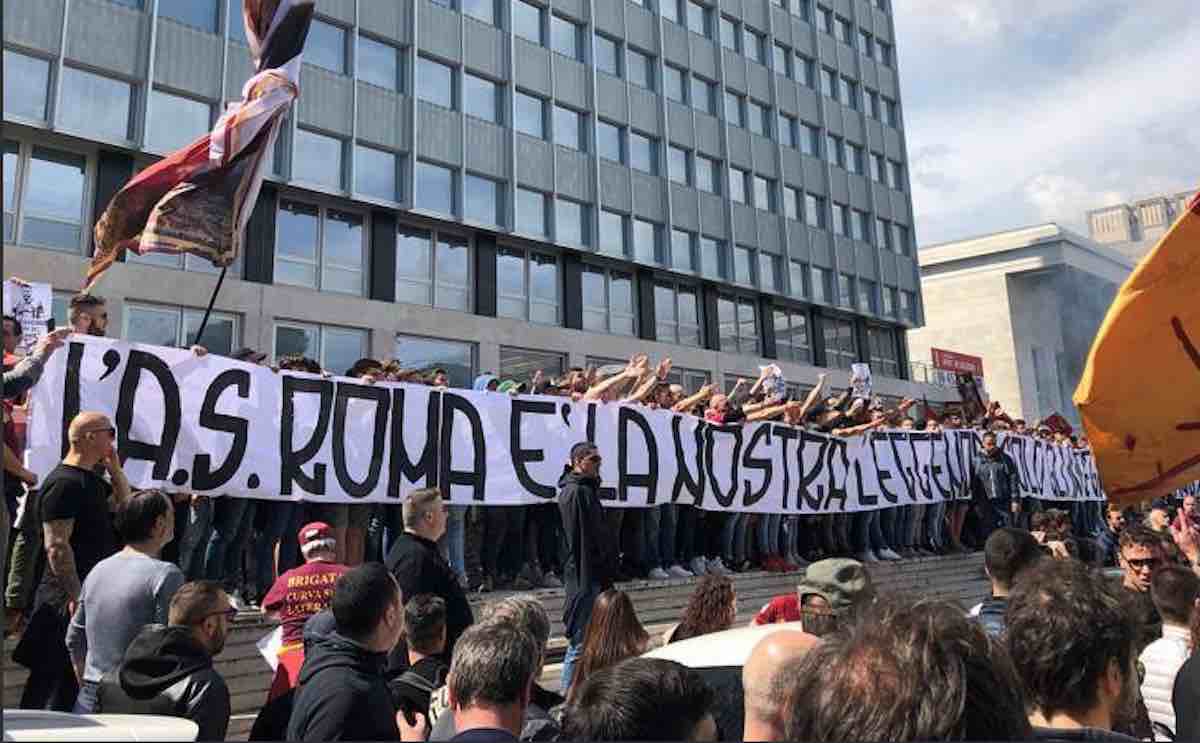 Parte la contestazione. Esposto striscione: “L’AS Roma appartiene a noi”. Distribuiti cartelli: “Pallotta vattene”, “Le leggende non si toccano” pic.twitter.com/0qed9NJ79f— Mattia Zucchiatti (@Mzucchiatti95) 17 maggio 2019