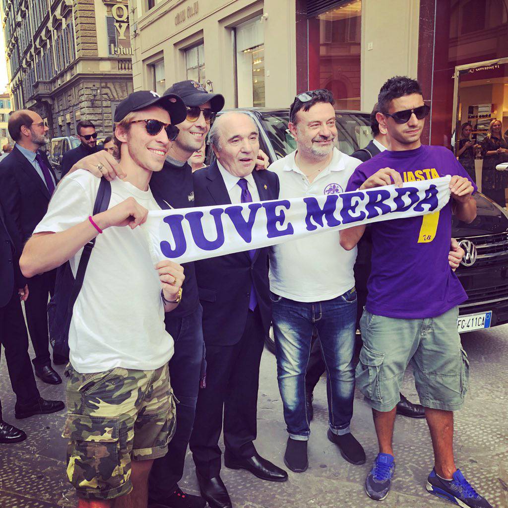 Fiorentina, Commisso posa con la sciarpa anti Juventus!