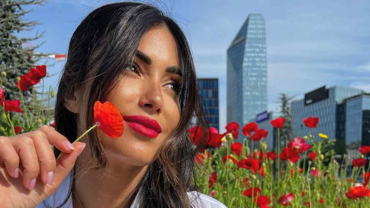 Federica Nargi davanzale tutto fuori