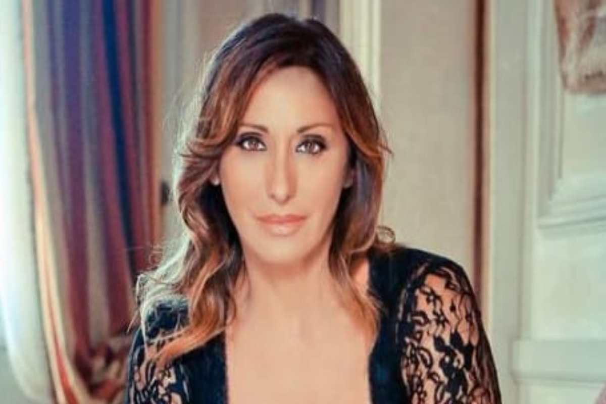 Sabrina Salerno, il reggiseno copre poco e niente