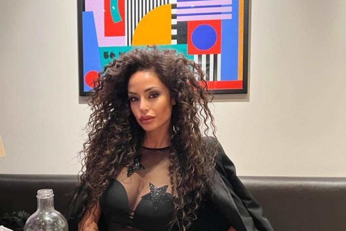 Raffaella Fico giacca aperta