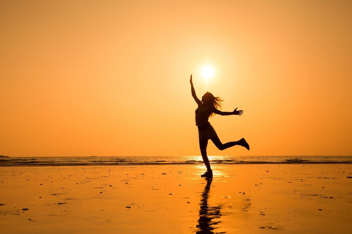 Sagoma di ragazza esercizio al tramonto