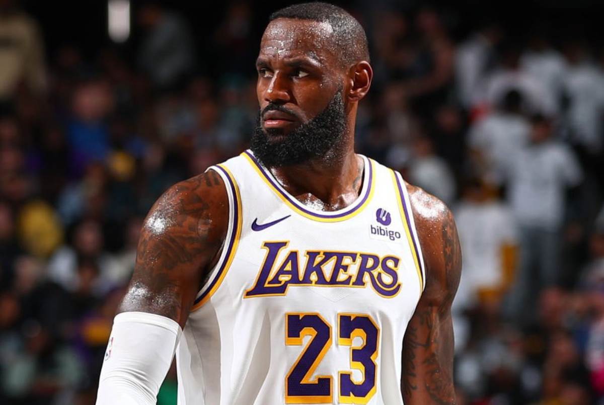 LeBron James con la maglia dei Los Angeles Lakers