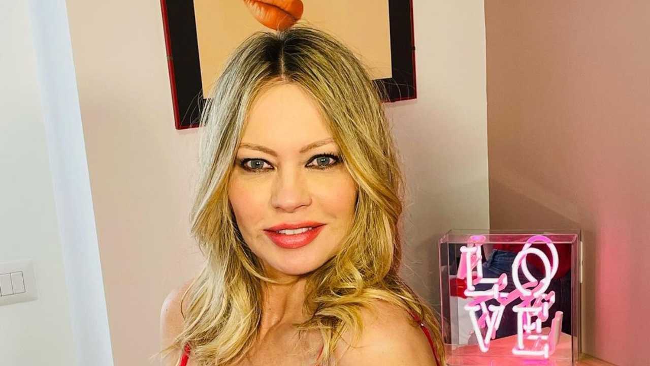 Anna Falchi, il décolleté fuoriesce pericolosamente: apoteosi d'eros - Foto