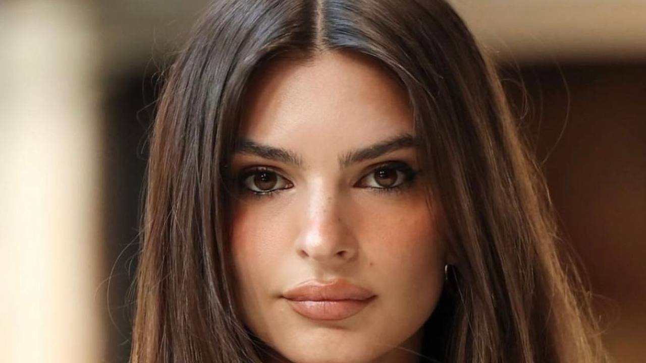 Emily Ratajkowski primo piano assurdo