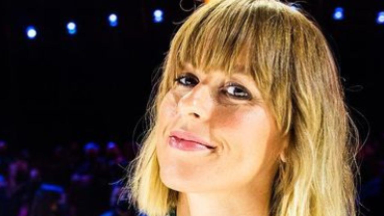 Federica Pellegrini giacca sbottonata top cortissimo