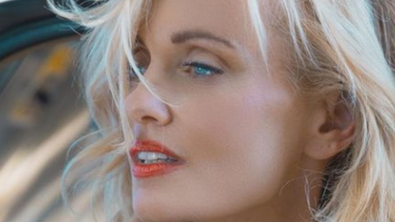 Justine Mattera caldo davanzale