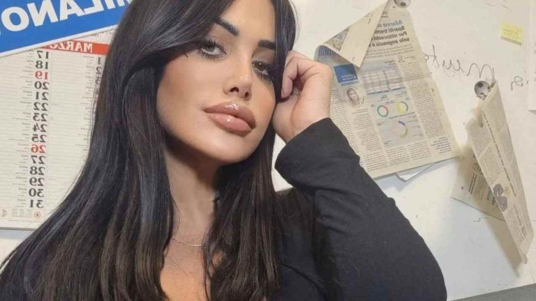 Marika Fruscio Gonna Cortissima E Maxi Scollatura Posa Estrema Sullo Sgabello Favolosa Foto