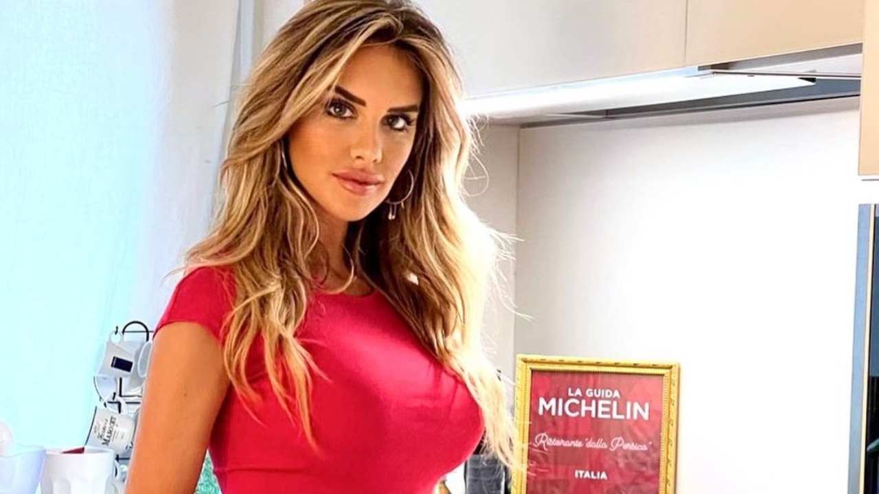 Michela Persico fuori davanzale auto