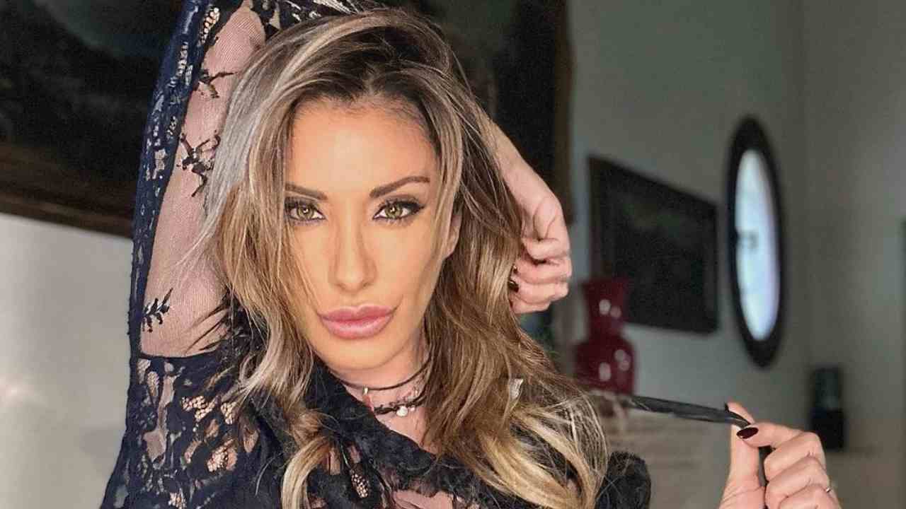 Sabrina Salerno trasparenze décolleté