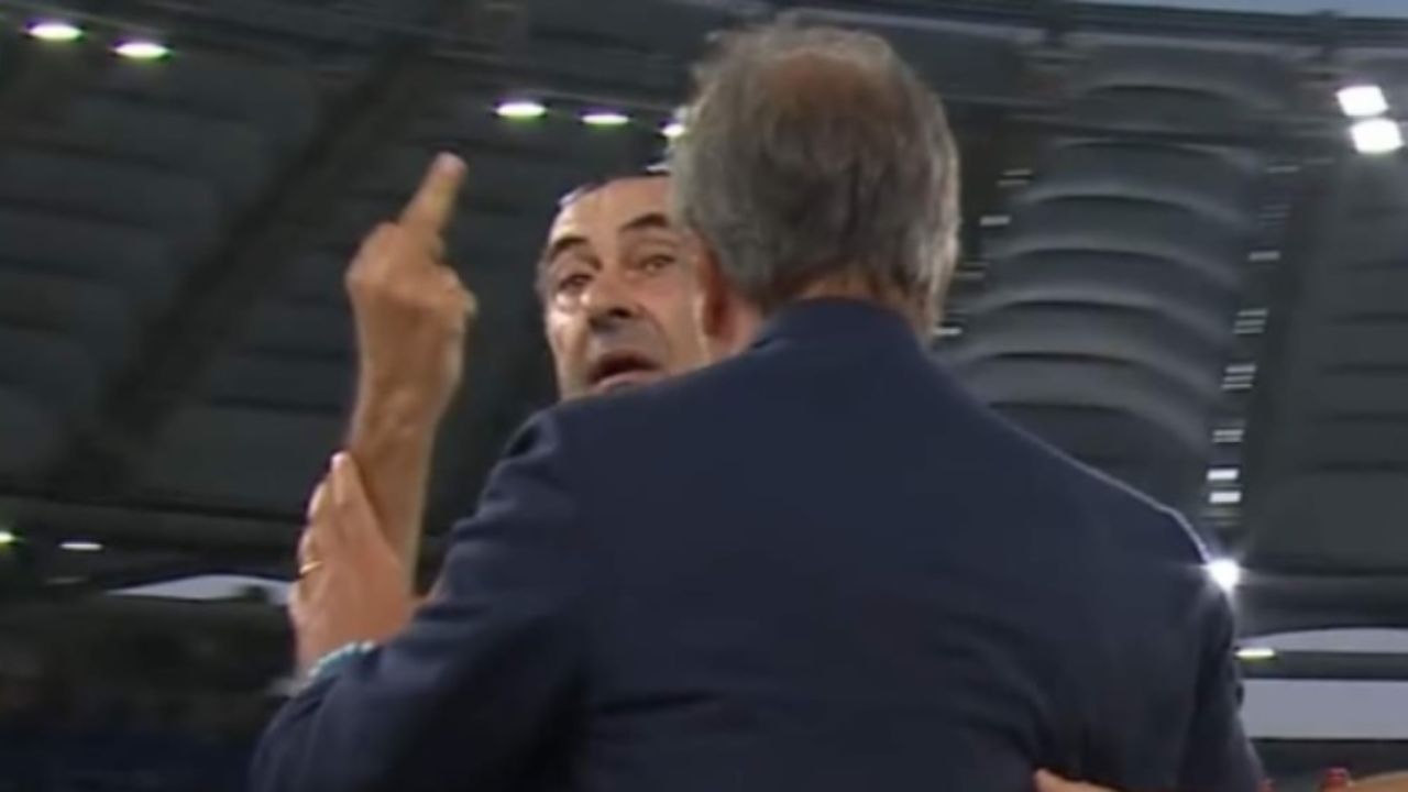 Maurizio Sarri gesto