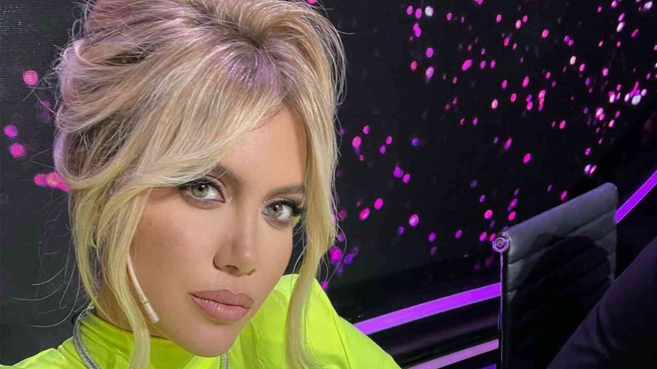 Wanda Nara zip giù fuoriesce