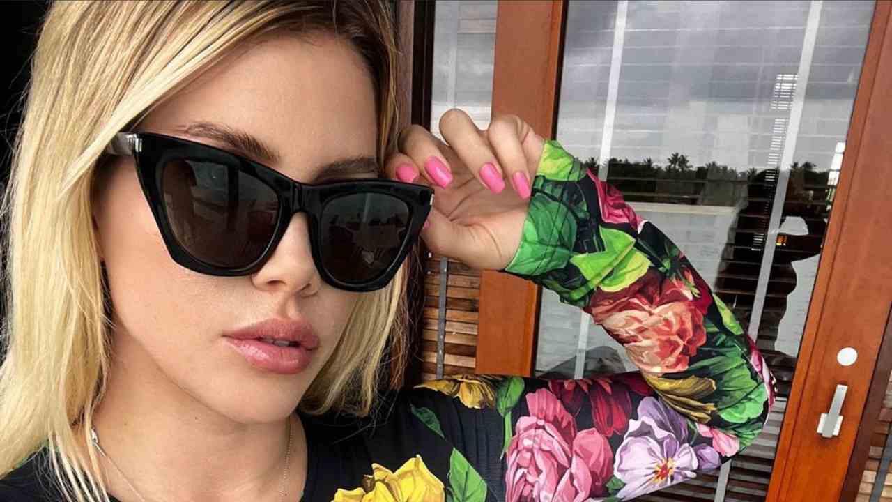 Wanda Nara primo piano davanzale