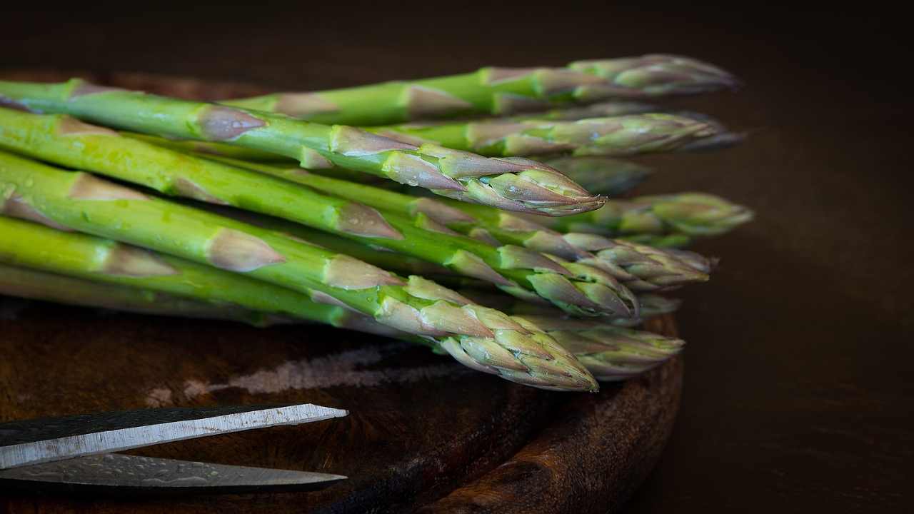 Spesa di maggio, gli asparagi: proprietà benefiche per la forma fisica