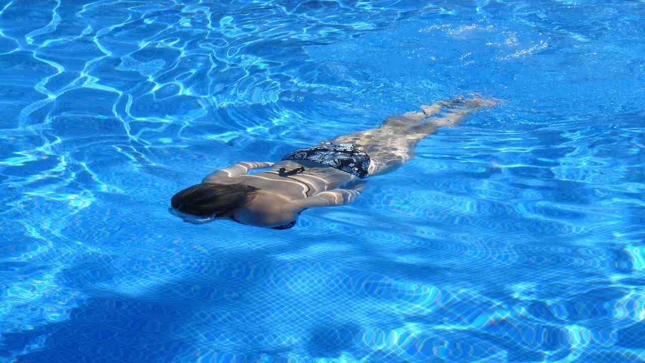 Passione piscina: gli accessori che non devono mai mancare nel tuo zaino